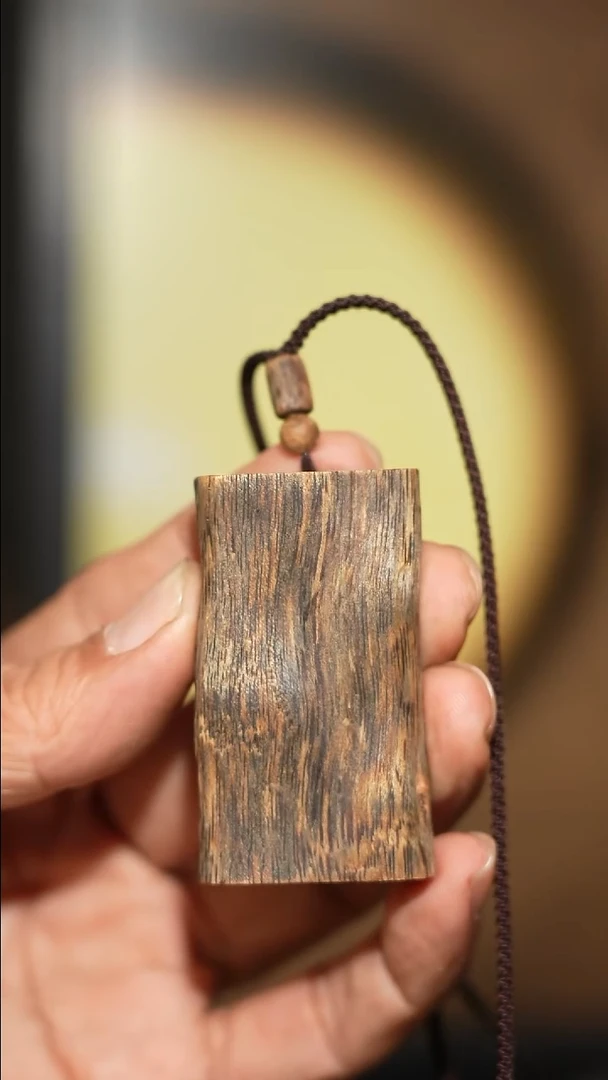 沉香吊坠海南绿奇楠无事牌