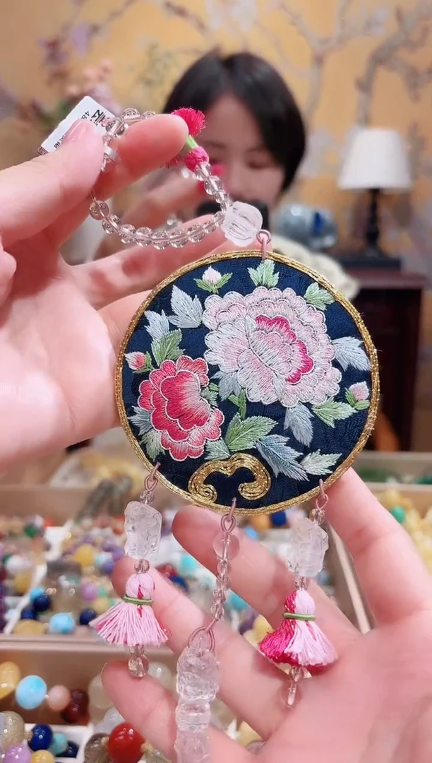 未镶嵌车挂水晶中式美学设计款，纯手工苏绣