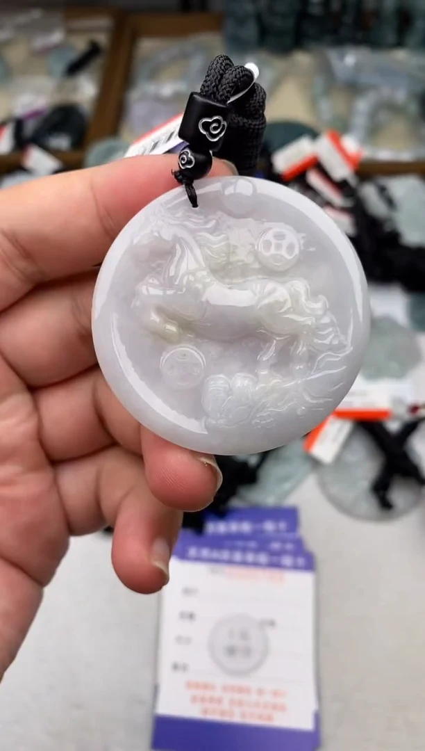 翡翠未镶嵌颈饰多样性发其一