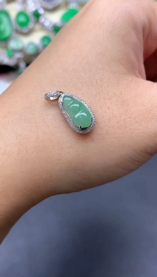 颈饰18K金镶嵌翡翠20-中国好珍宝