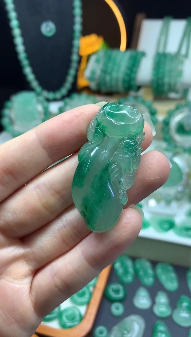 吊坠(不含链)未镶嵌石英质玉（非洲翠）宝宝龙如意