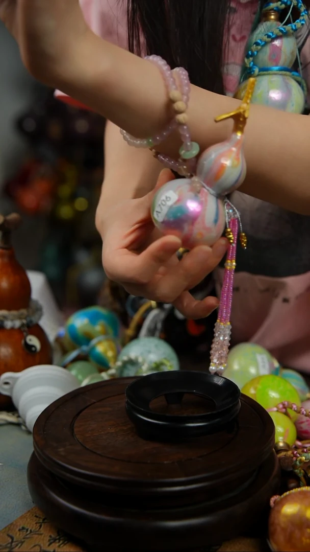 706号漂漆小手捻葫芦车挂