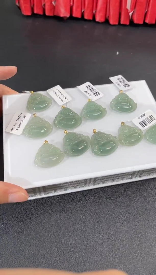 18K金镶嵌挂件翡翠边城刀客/382570/多样性发一