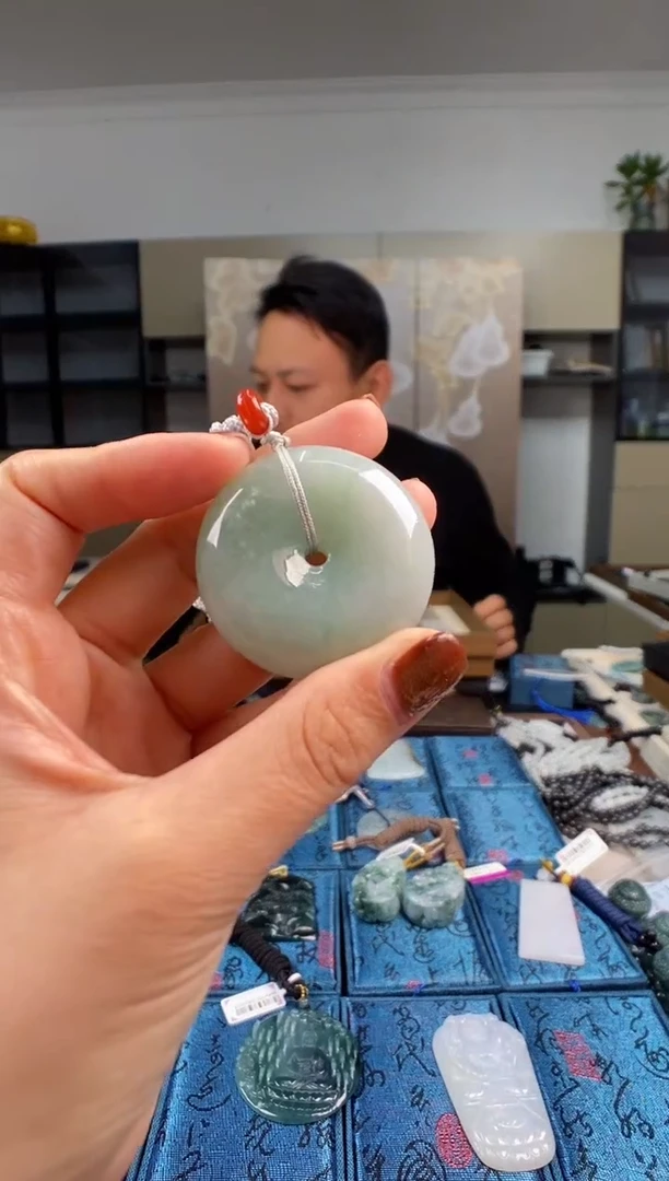 颈饰未镶嵌翡翠  多样性发其一