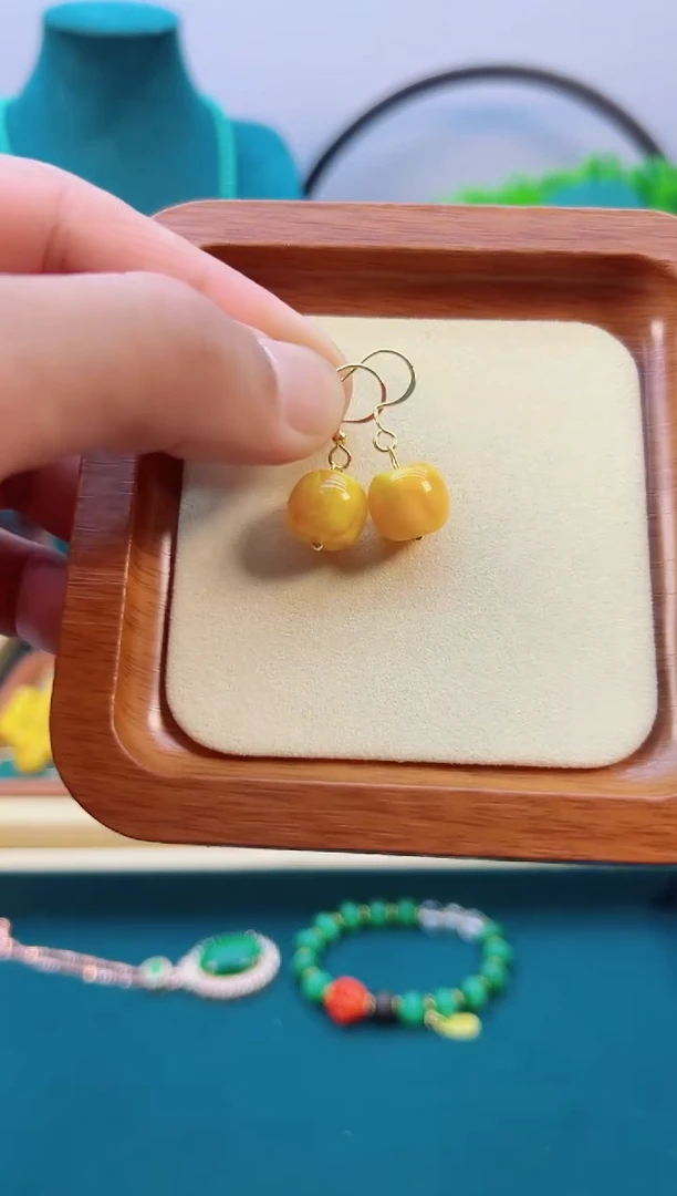 14K金镶嵌蜜蜡耳饰E01