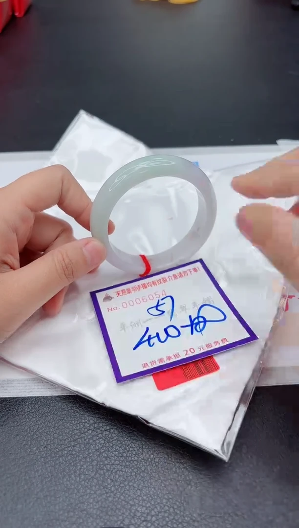 翡翠手镯未镶嵌1