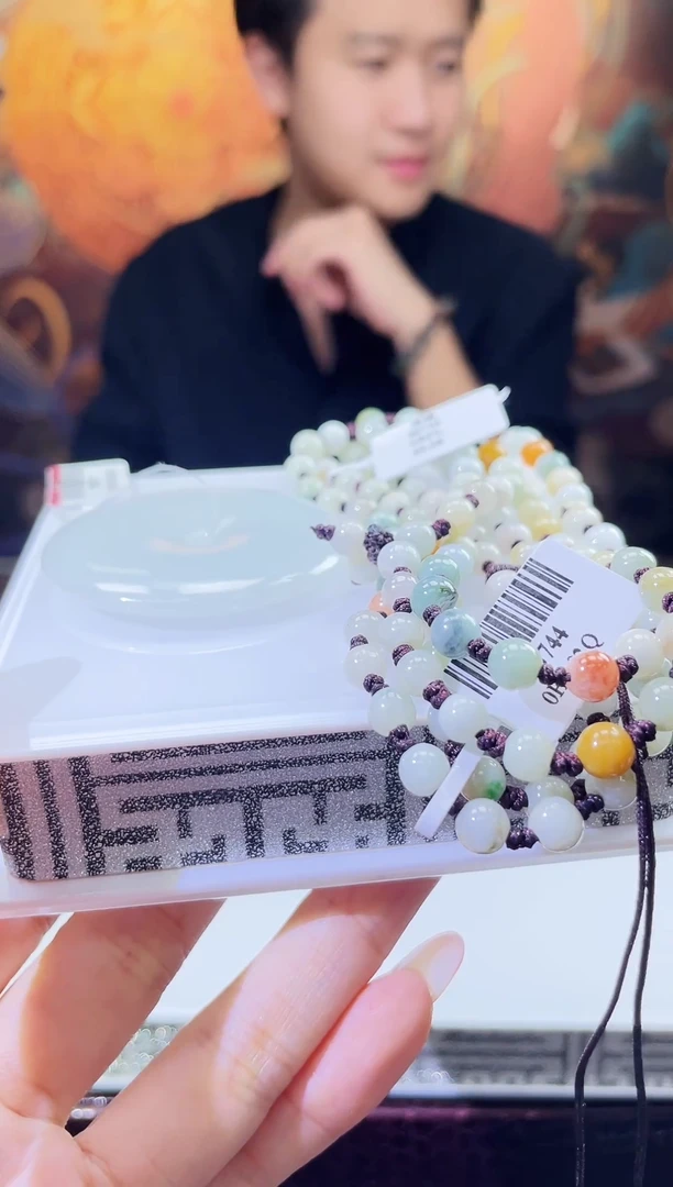 翡翠未镶嵌颈饰多样性发其一