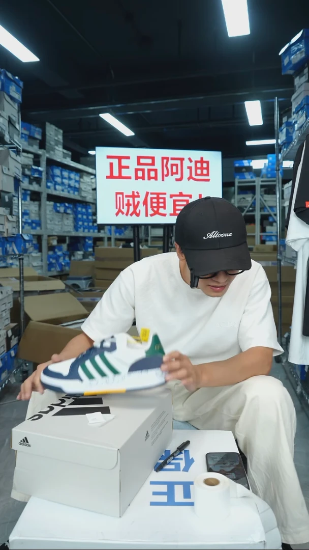 瑕疵阿迪达斯运动鞋42码污渍Q119