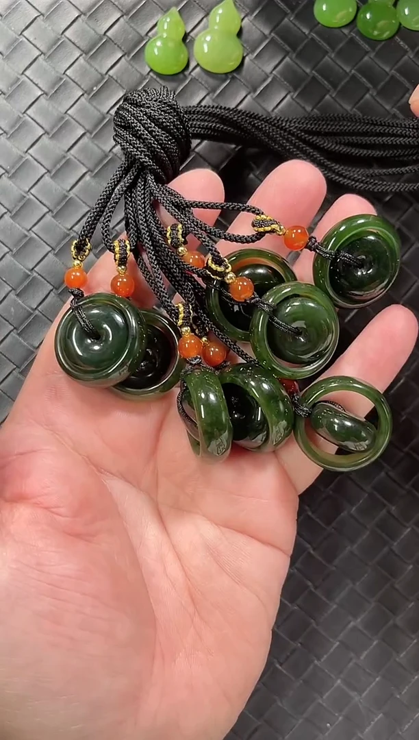 颈饰未镶嵌和田玉老油菠菜绿平安环扣吊坠多样性发一