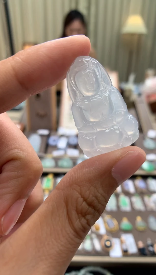 翡翠未镶嵌颈饰观音