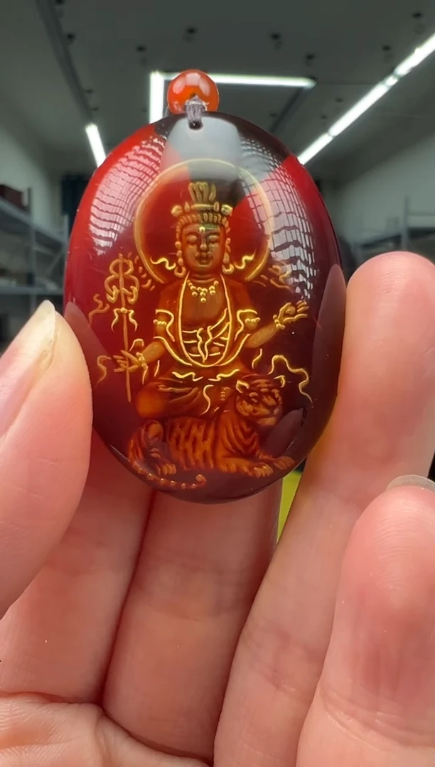 琥珀颈饰未镶嵌虎