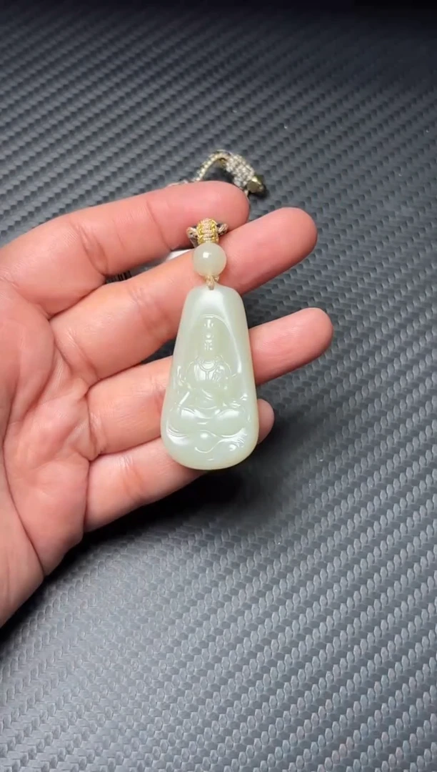 吊坠(赠链)未镶嵌和田玉且末迪克兰一细微色差吊坠