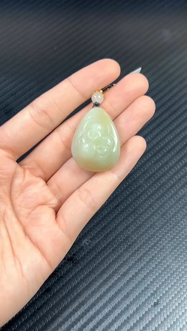 吊坠(赠链)未镶嵌和田玉且末微色差迪克兰二细 m