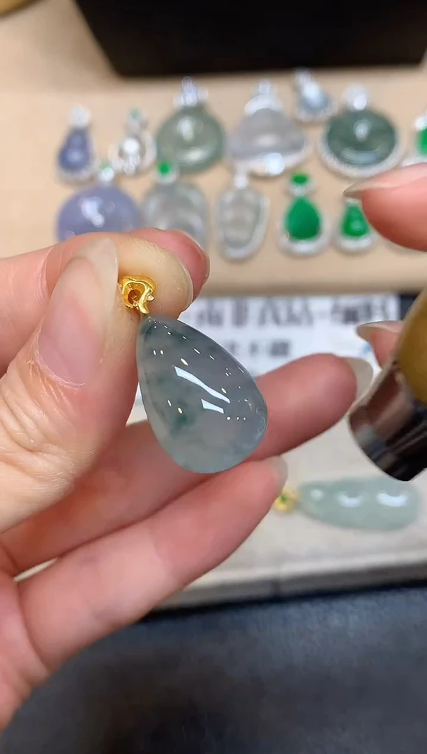 颈饰18K金镶嵌翡翠水滴【无服务费