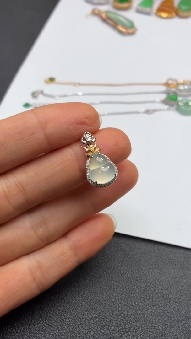 颈饰18K金镶嵌翡翠天然翡翠A货