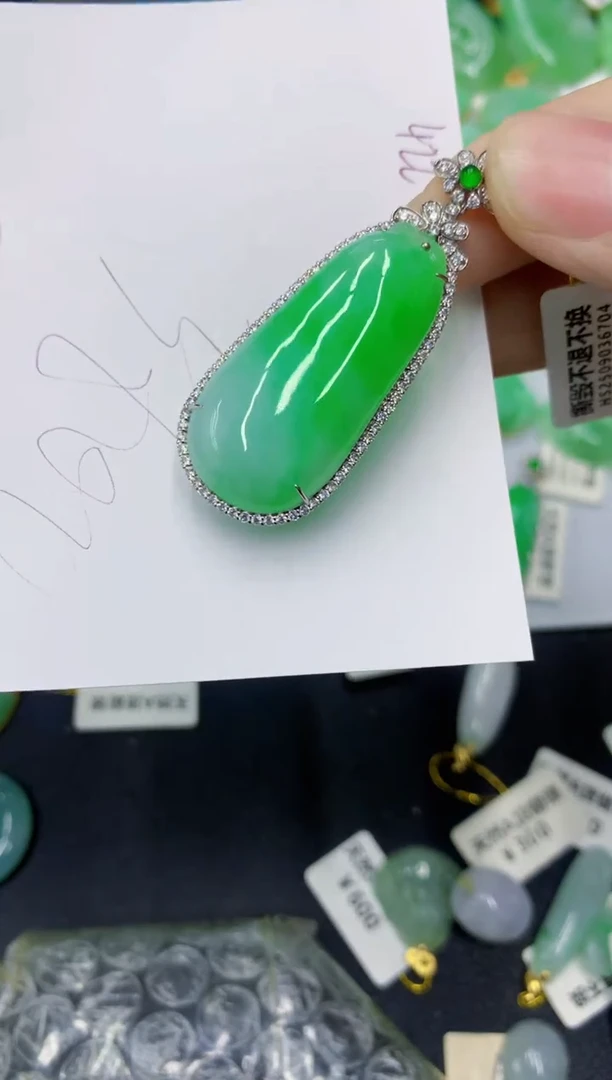 颈饰18K金镶嵌翡翠我****啾1111111111111