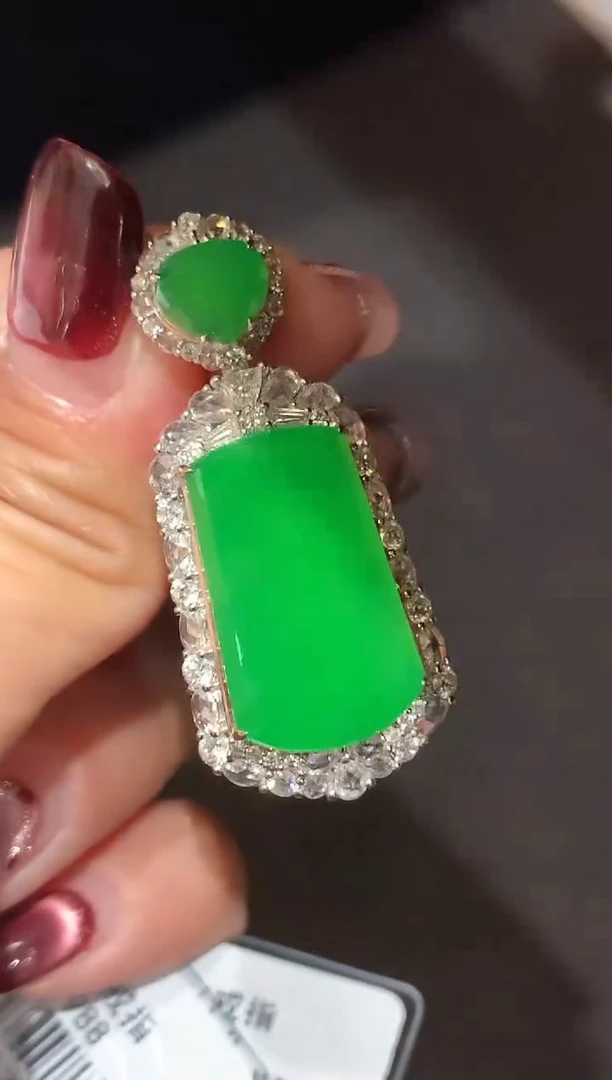 吊坠(不含链)18K金镶嵌翡翠?**?多样性发其一