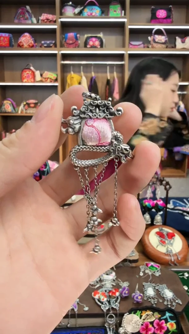 【闪购商品】织绣150蒙阿苏苗绣传承