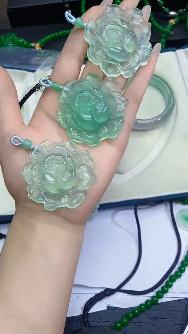 吊坠(赠链)未镶嵌翡翠翡翠阳绿是牡丹花吊坠x121