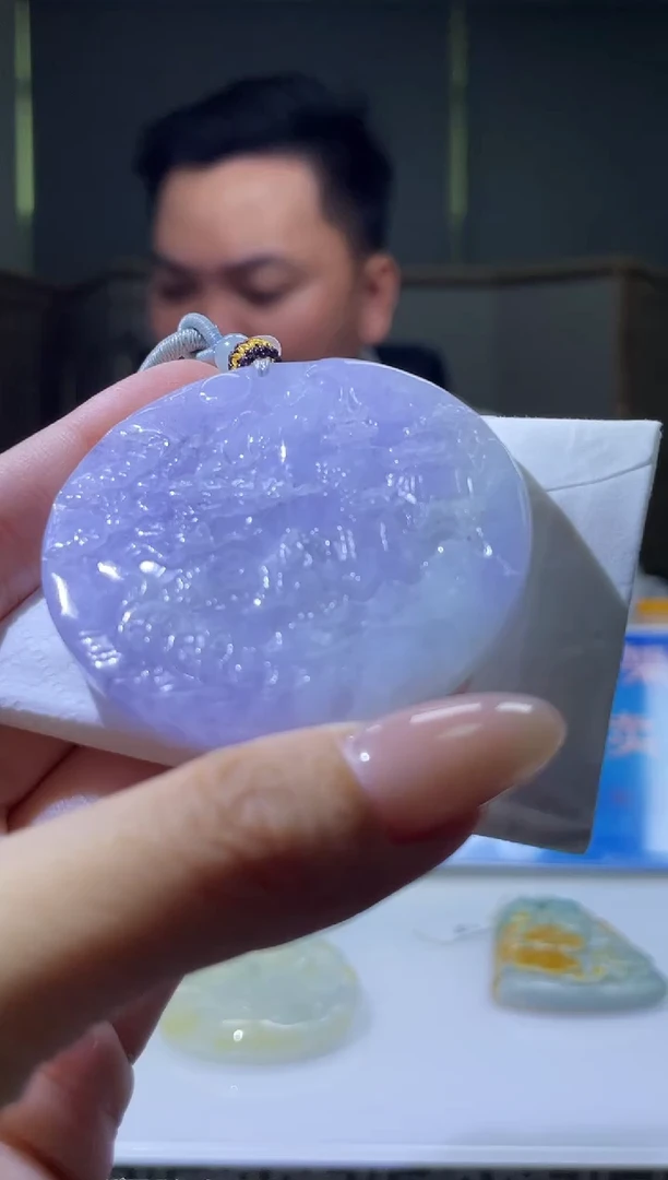 翡翠未镶嵌颈饰翡翠未镶嵌颈饰多样性发其一