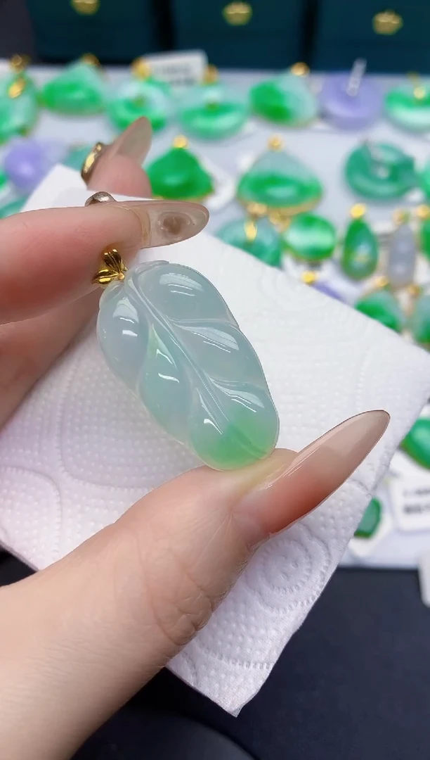 颈饰18K金镶嵌翡翠缅甸天然翡翠A货