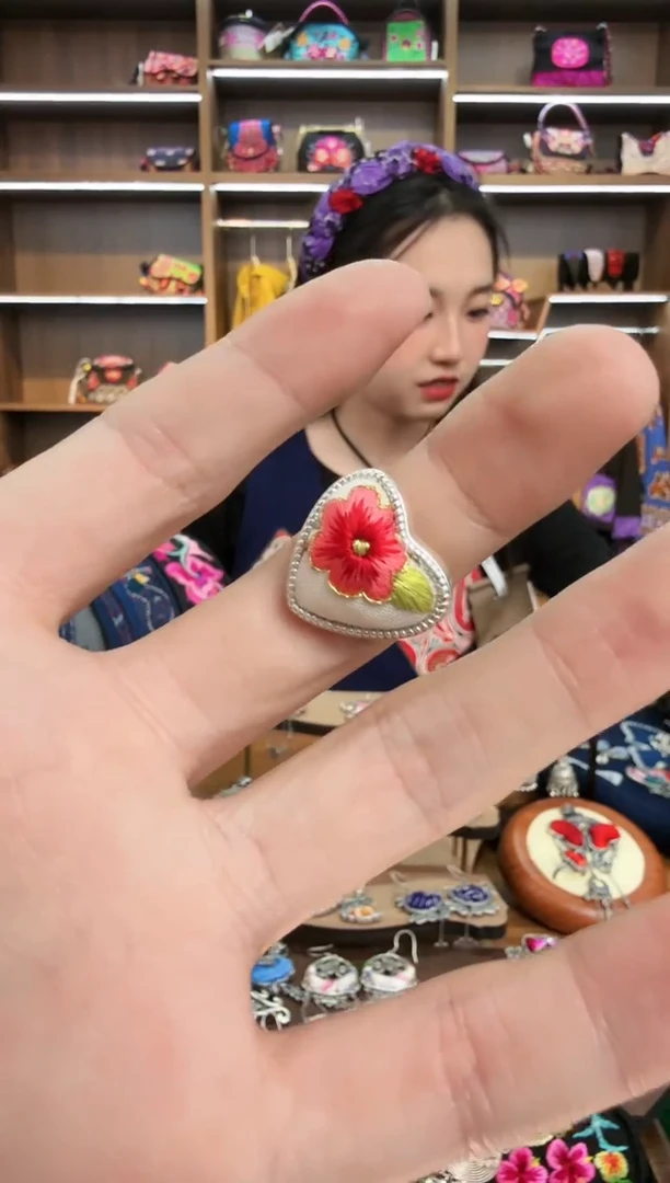 【闪购商品】织绣216蒙阿苏苗绣传承