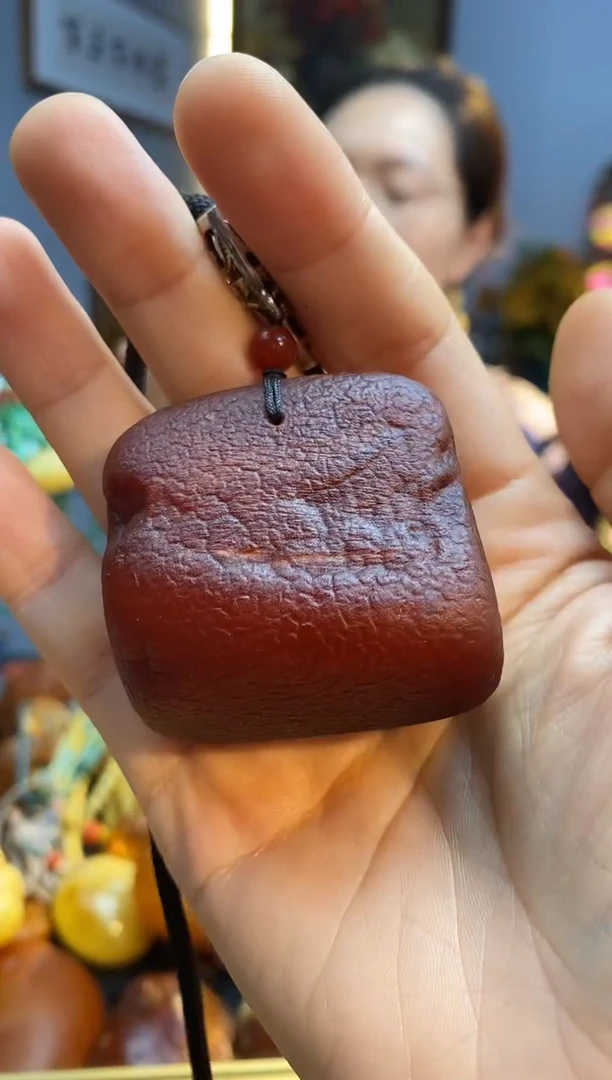 未镶嵌颈饰琥珀吊坠