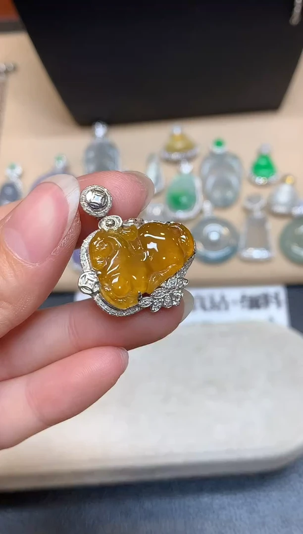 颈饰18K金镶嵌翡翠唐马【无服务费