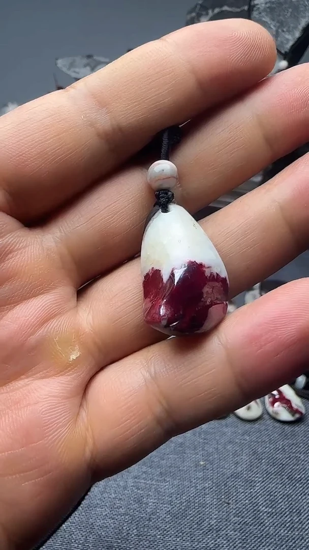 天然辰砂天然万山随形吊坠