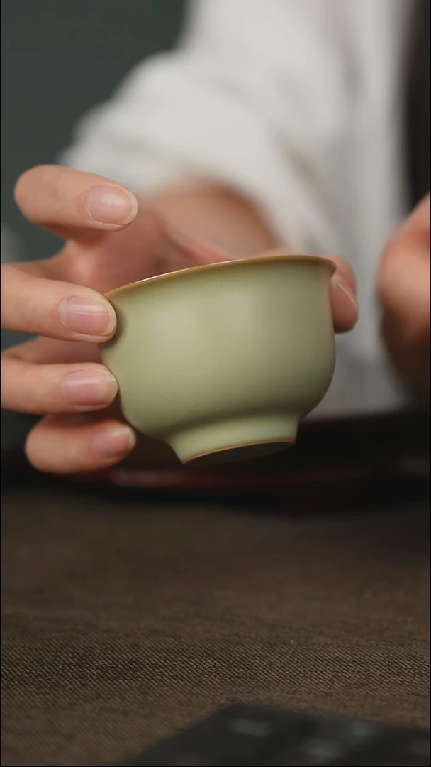 稷粉青 压手杯 带底款