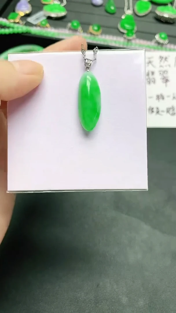 颈饰18K金镶嵌翡翠赠礼盒证书