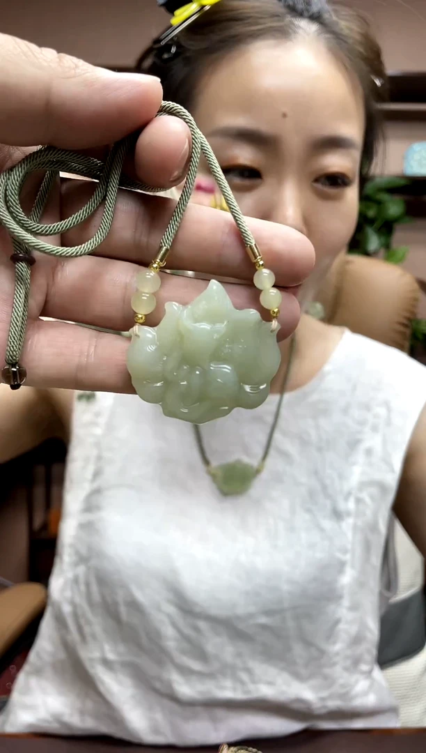 岫玉未镶嵌颈饰·