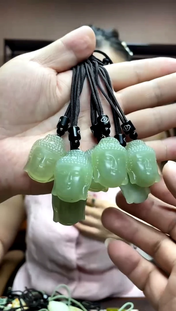 岫玉未镶嵌颈饰多样性发货发其中之一