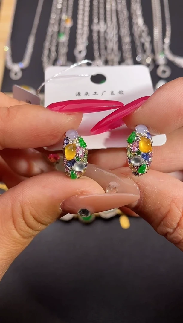 颈饰18K金镶嵌翡翠耳饰