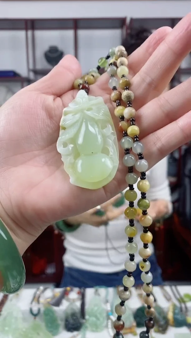 未镶嵌岫玉颈饰葫芦