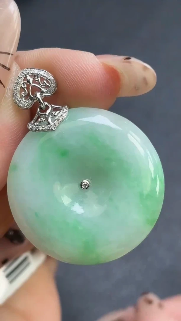 颈饰18K金镶嵌翡翠佛公