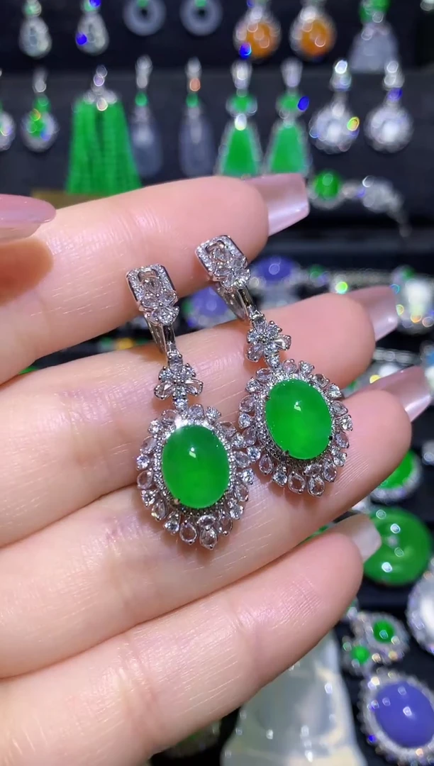 翡翠18K金镶嵌耳饰高冰满绿蛋面耳包