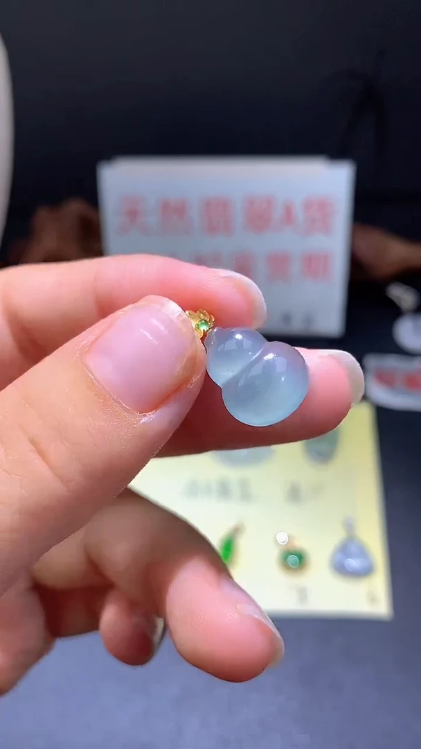 翡翠18K金镶嵌颈饰翡翠吊坠