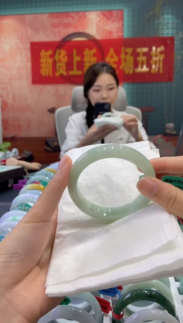 翡翠手镯未镶嵌多人25313