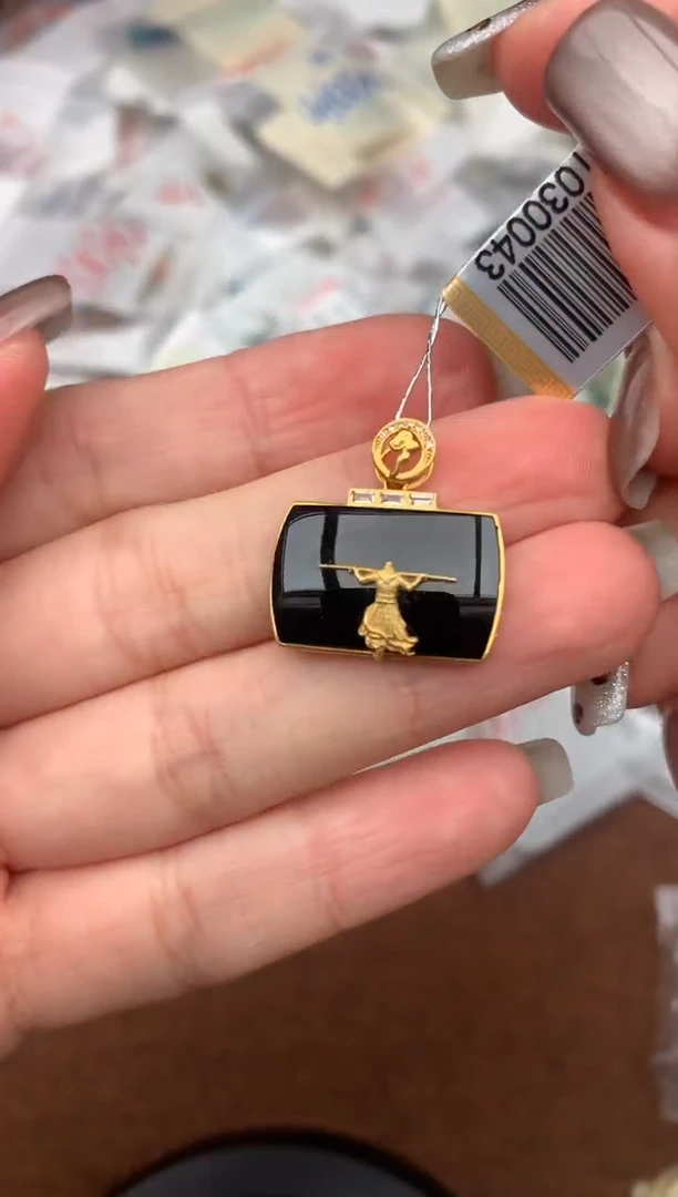 18K金镶嵌挂件翡翠—