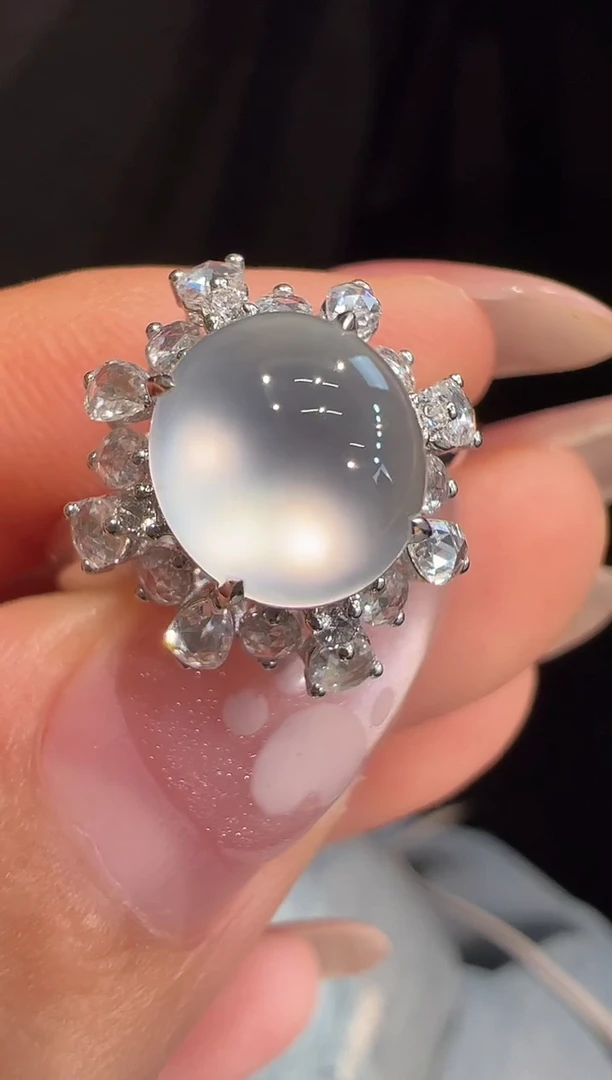 18K金镶嵌戒指翡翠戒指