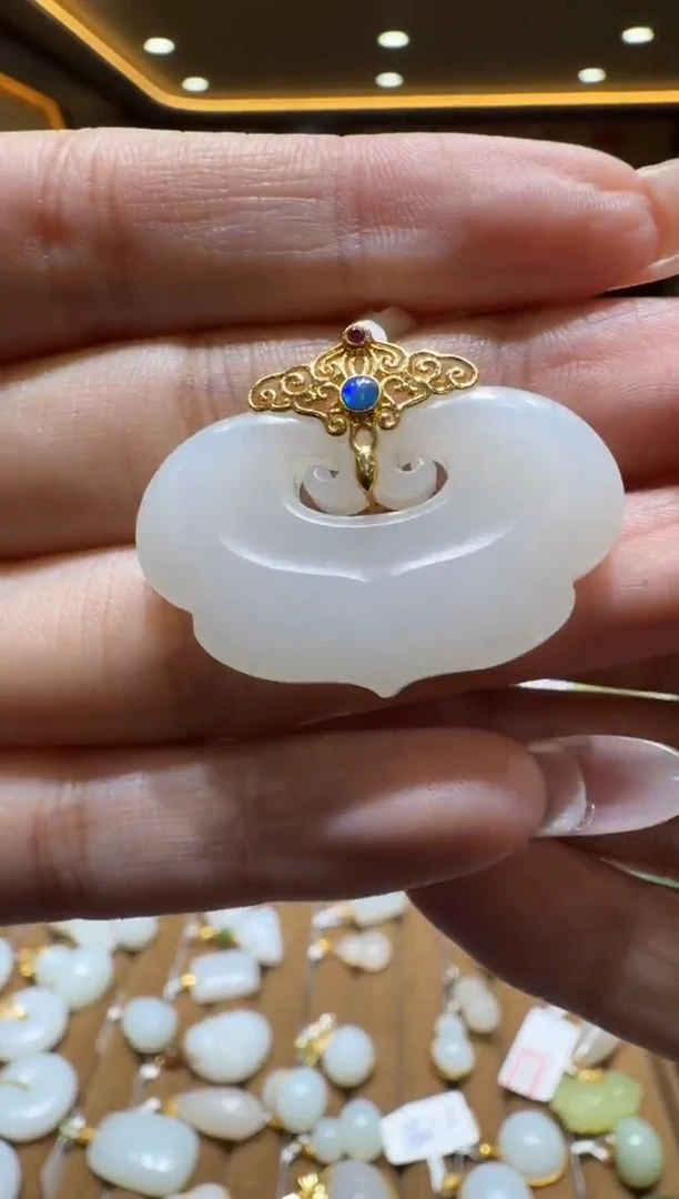 颈饰18K金镶嵌和田玉挂件