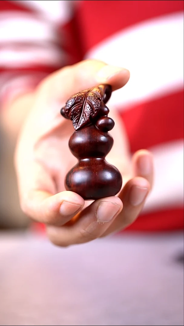 檀香紫檀（小叶紫檀）带叶葫芦手把件