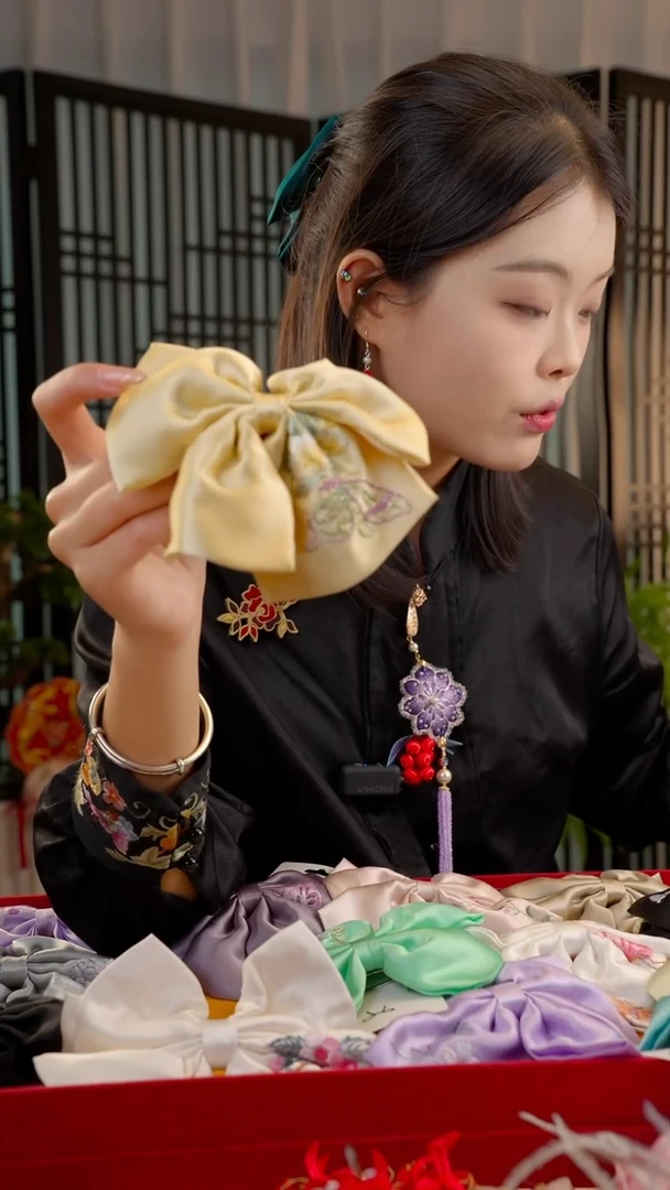 刺绣小**?非遗绒花手工饰品