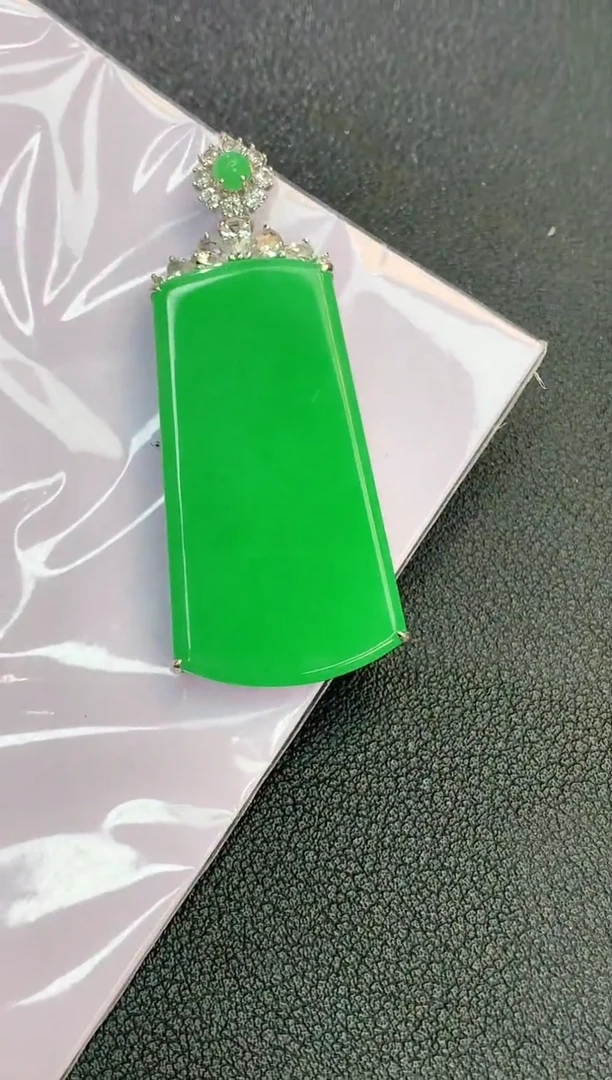 颈饰18K金镶嵌翡翠小*姐赠礼盒证书 珍珍
