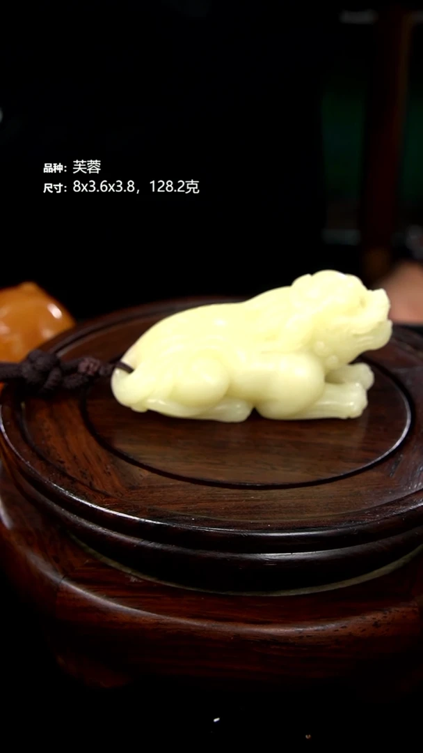 寿山石用****8芙蓉事事如意手把件128.2克8x3.6x3.8cm，2MI