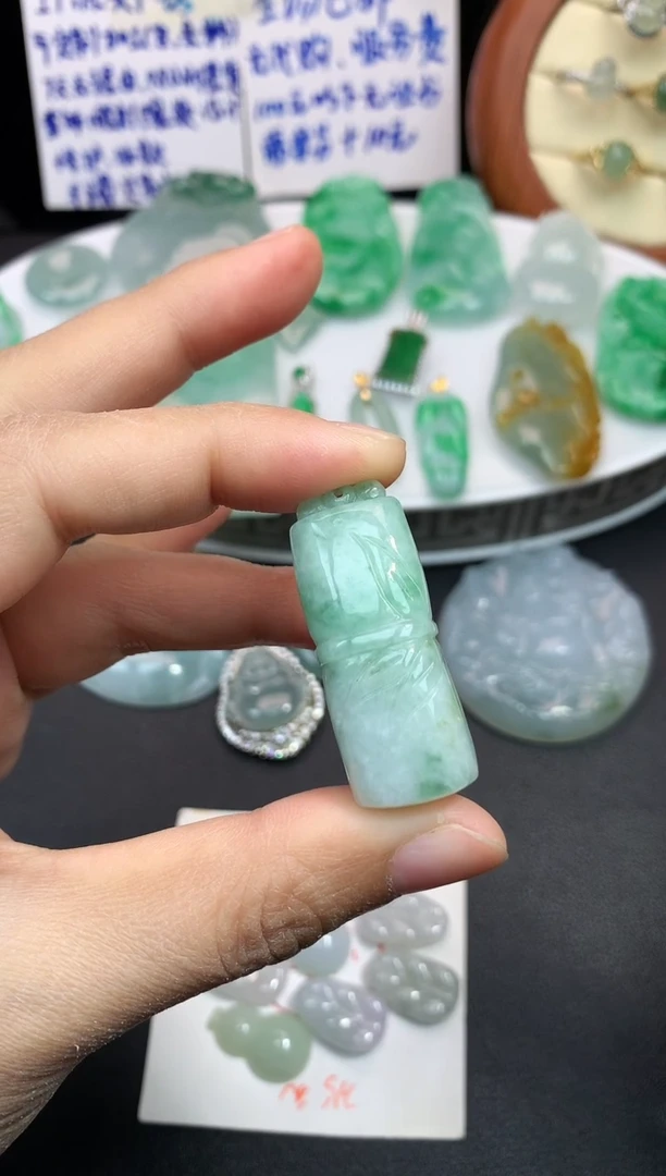 颈饰未镶嵌翡翠吊坠