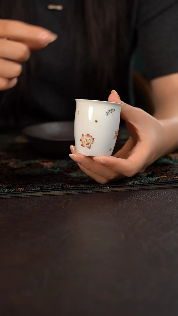 忆古彩瓷蝶恋花手握杯