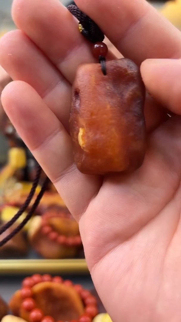 未镶嵌颈饰琥珀吊坠