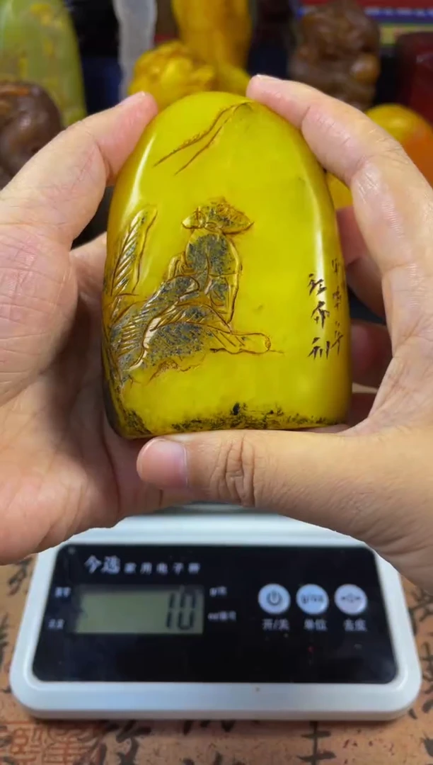 寿山石印石鸡油黄 石皮薄意雕随形章（至乐）